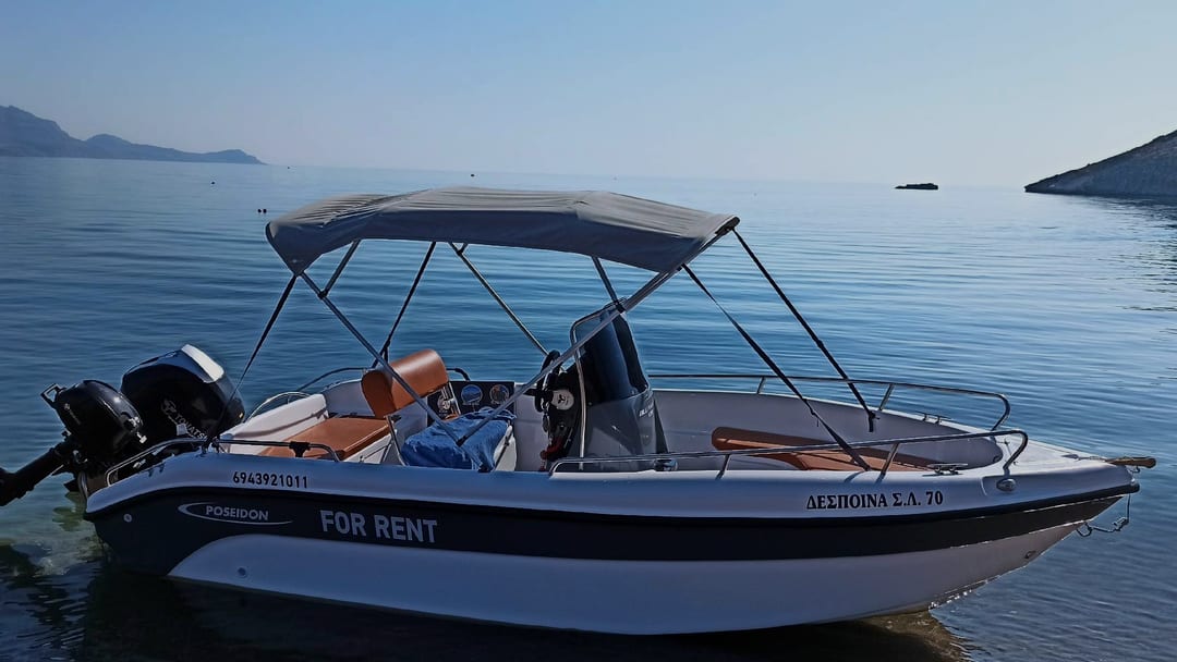 Ein Boot mit Sonnensegel auf ruhigem Wasser
