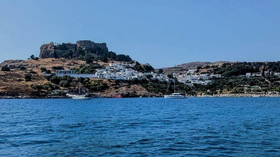 Lindos vom Wasser aus gesehen, die Burg über dem weißen Dorf